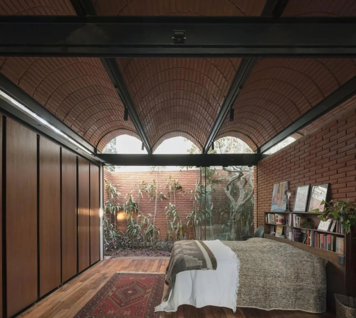 BIM建筑|手工压制砖与木材构筑而成的自宅 / Equipo de Arquitectura