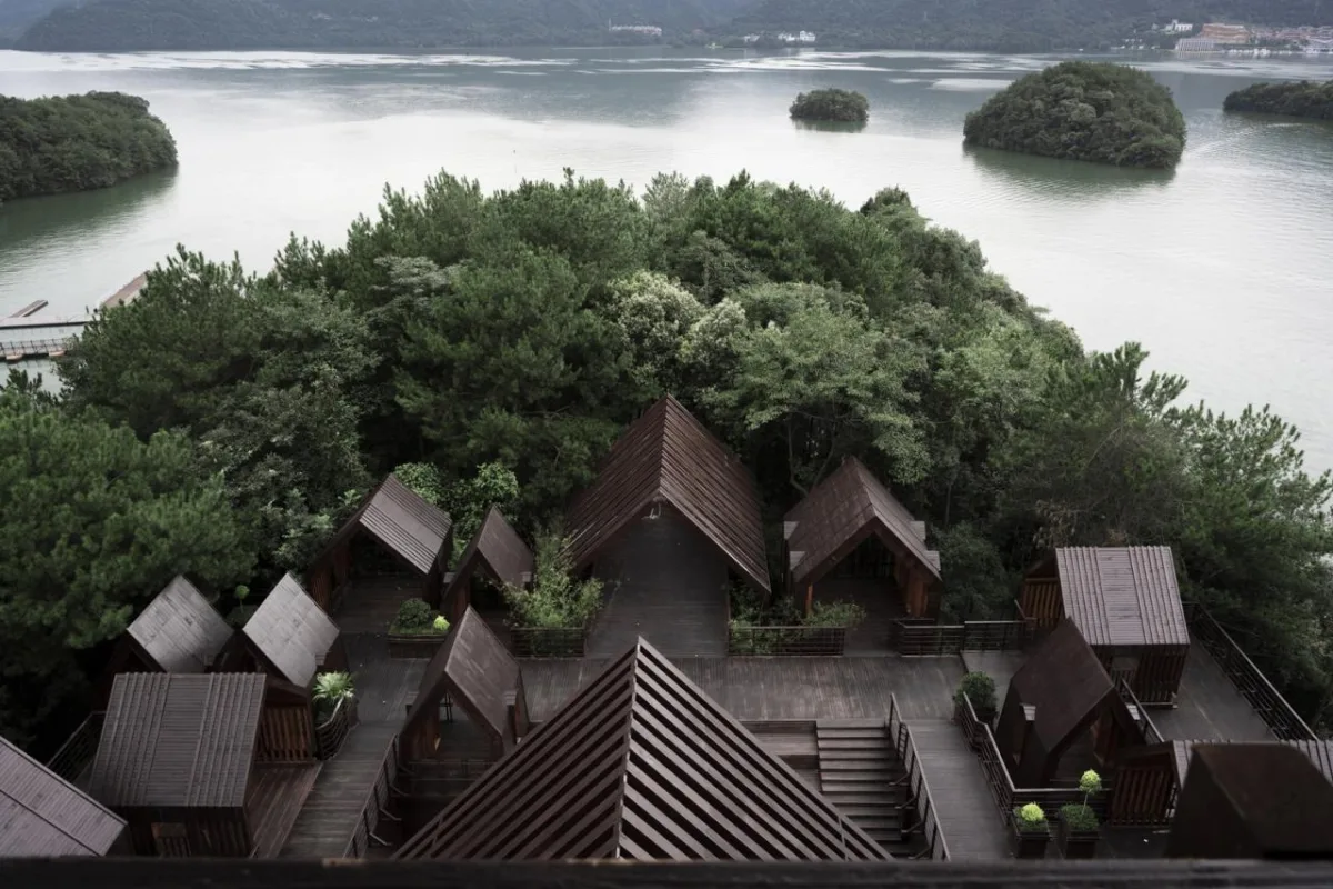 BIM建筑|木屋小镇：岛屿 · 丛林 · 小木屋，九江 / 平介设计