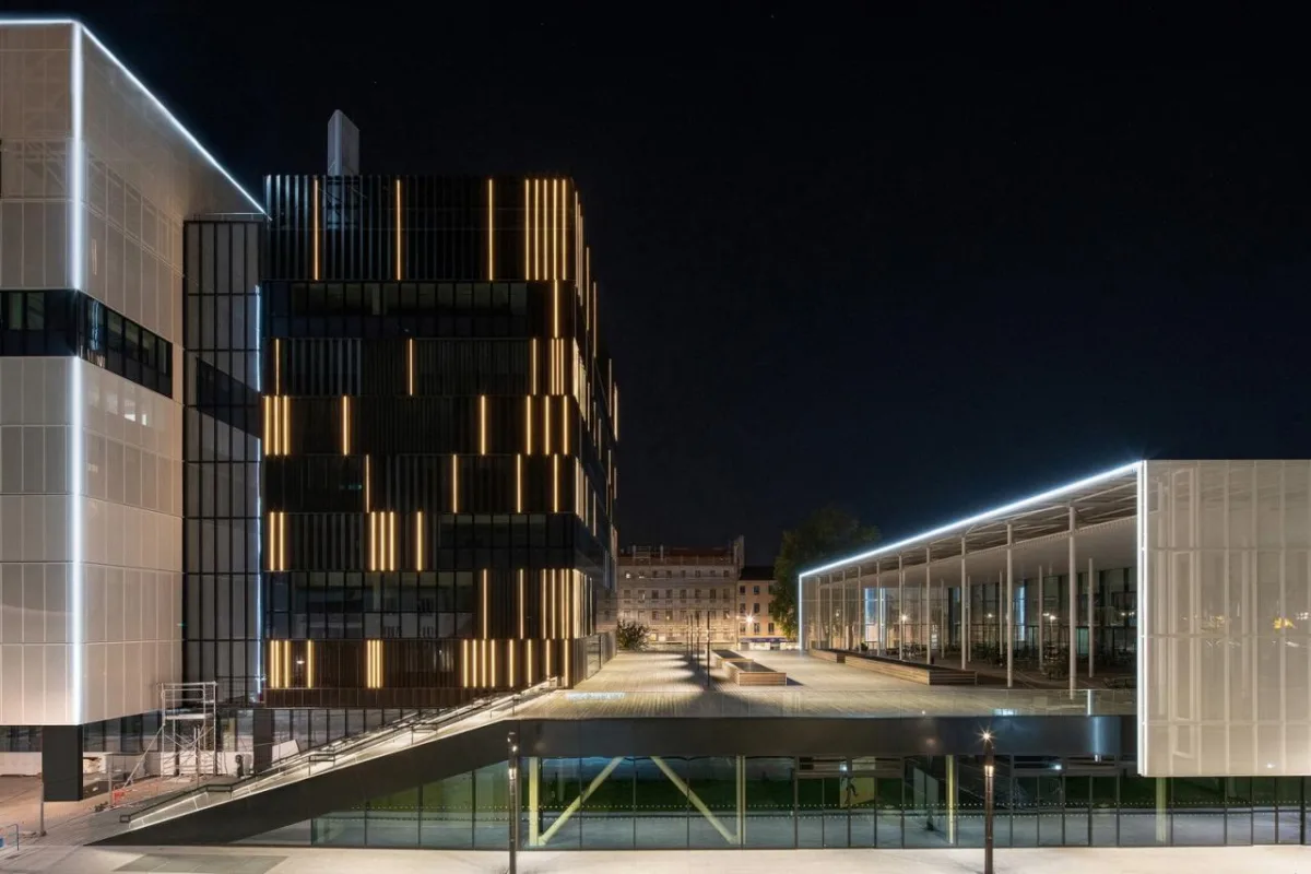 BIM建筑|黑白覆盖，法国波城共和国综合楼 / Ameller Dubois