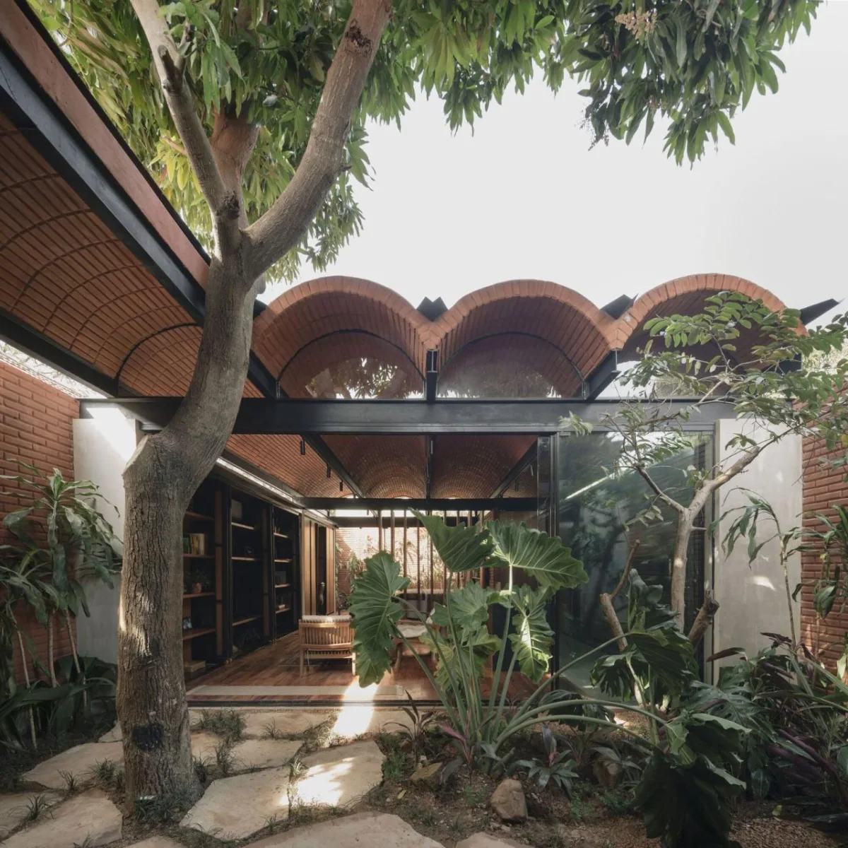 BIM建筑|手工压制砖与木材构筑而成的自宅 / Equipo de Arquitectura