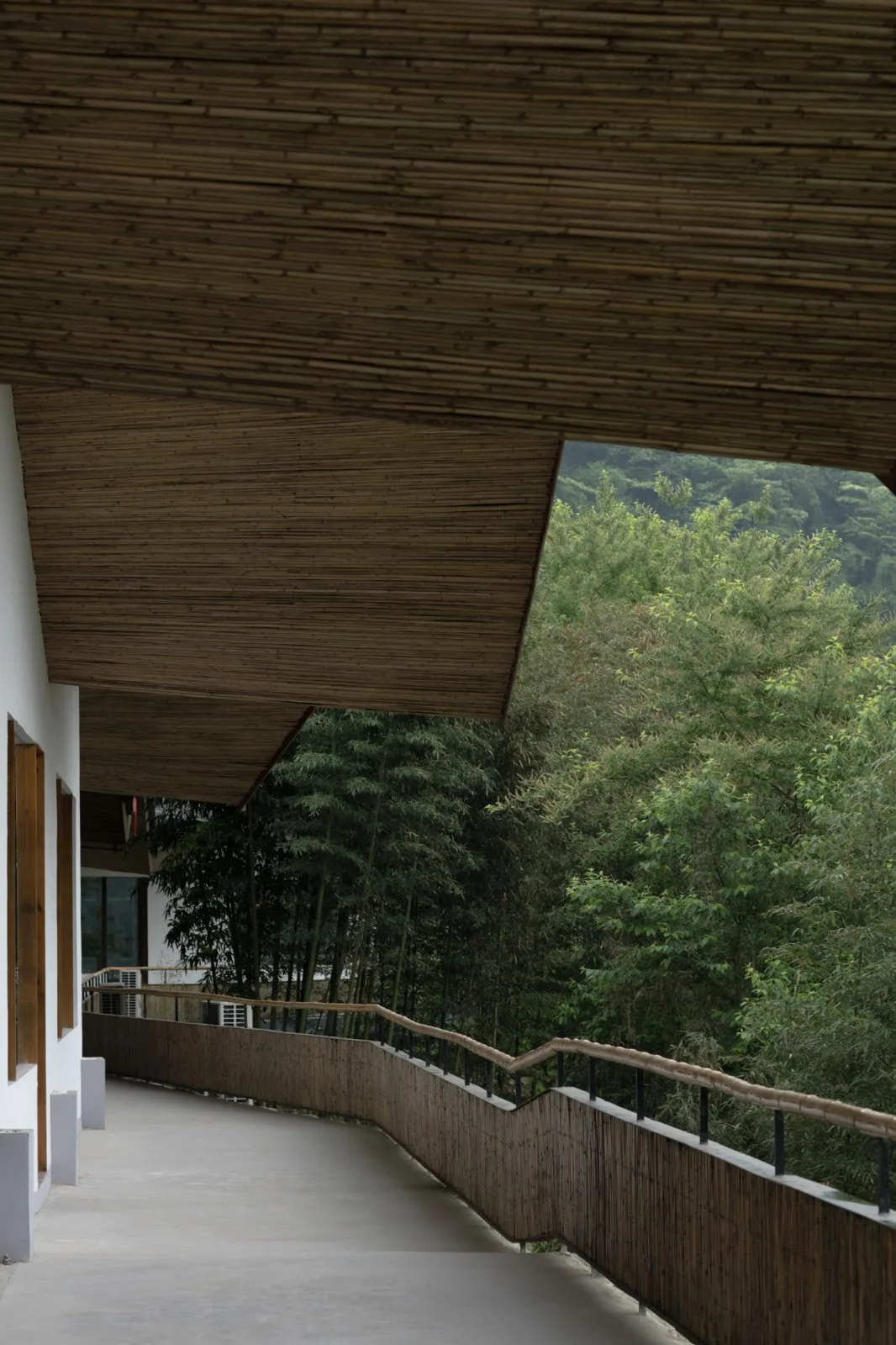 BIM建筑|在半山崖的废弃鸡棚，用峰峦“盖”一座共享工厂 / 时地建筑