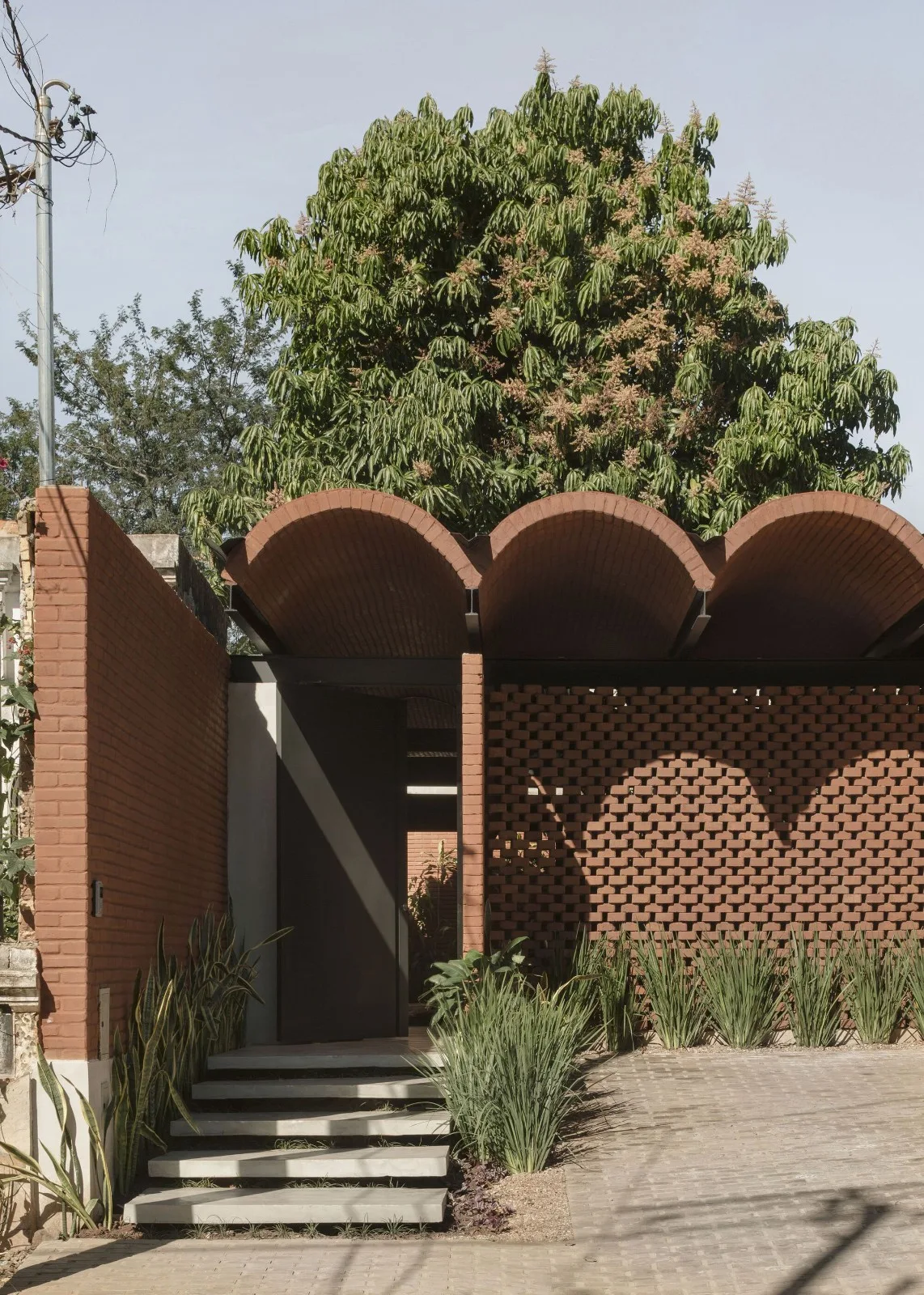 BIM建筑|手工压制砖与木材构筑而成的自宅 / Equipo de Arquitectura