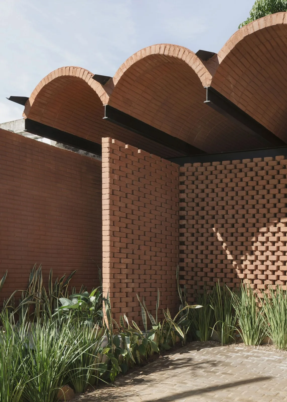 BIM建筑|手工压制砖与木材构筑而成的自宅 / Equipo de Arquitectura