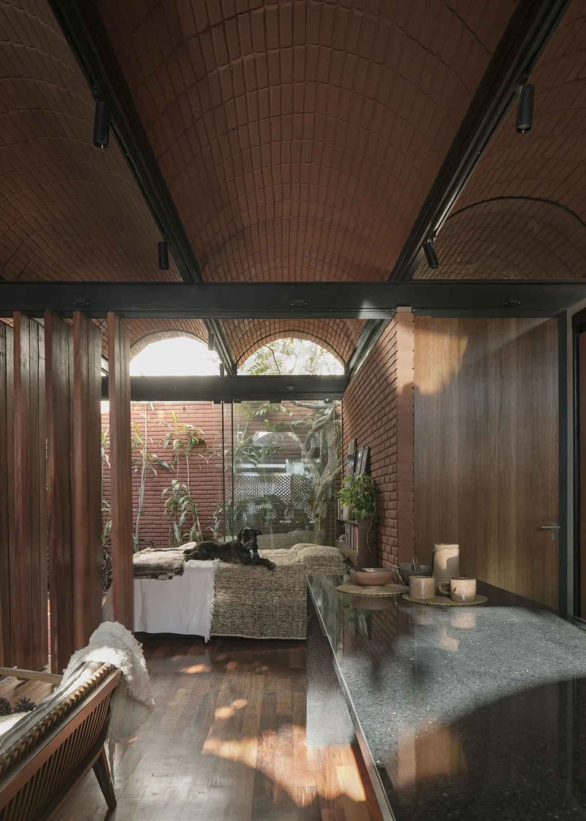 BIM建筑|手工压制砖与木材构筑而成的自宅 / Equipo de Arquitectura