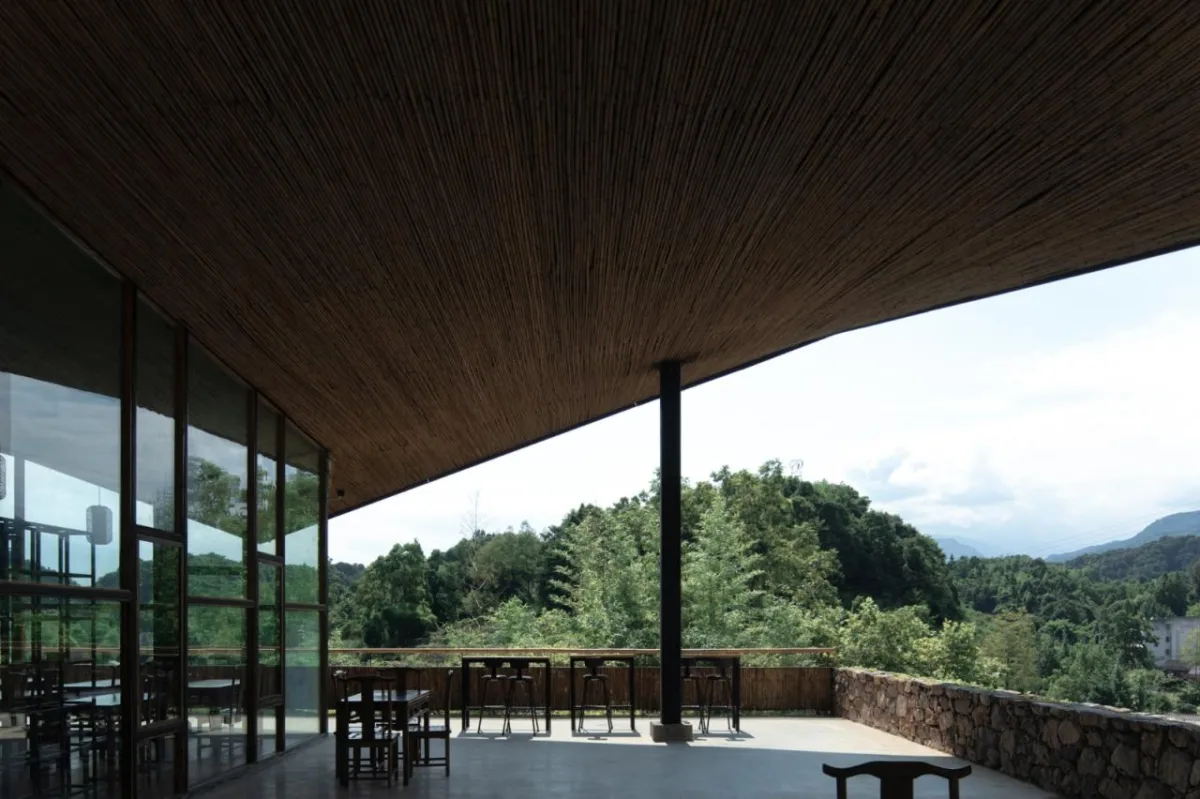 BIM建筑|在半山崖的废弃鸡棚，用峰峦“盖”一座共享工厂 / 时地建筑