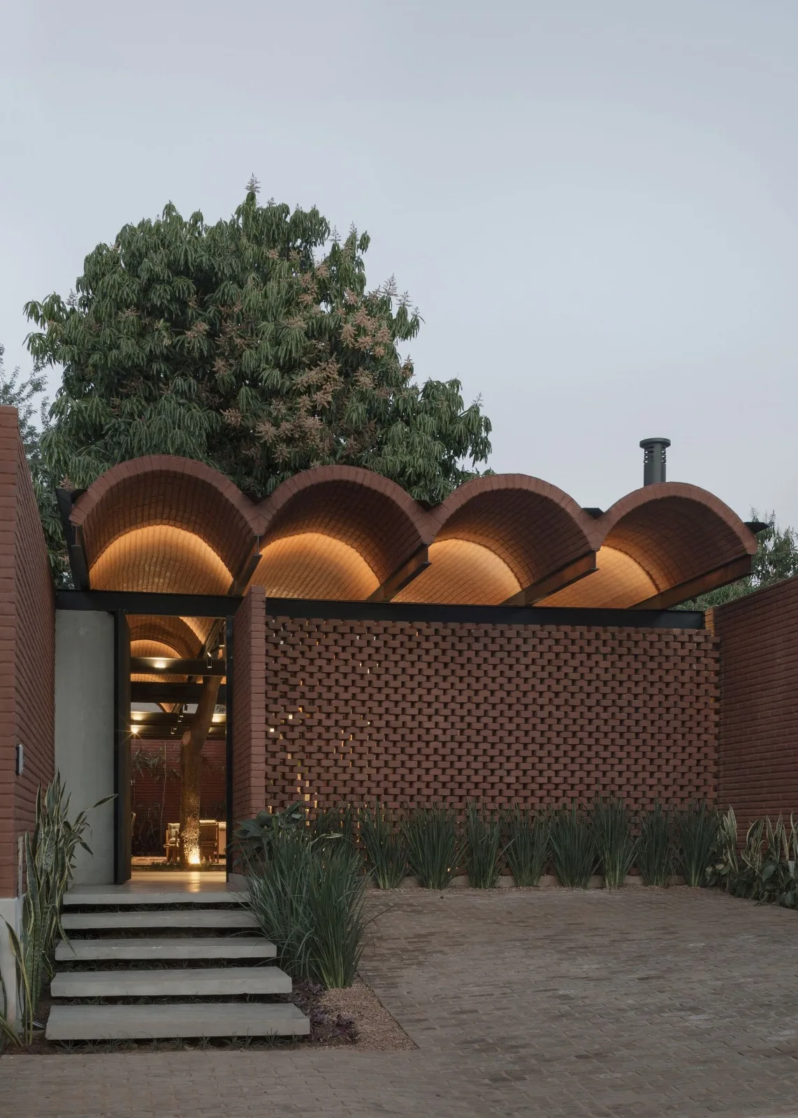 BIM建筑|手工压制砖与木材构筑而成的自宅 / Equipo de Arquitectura