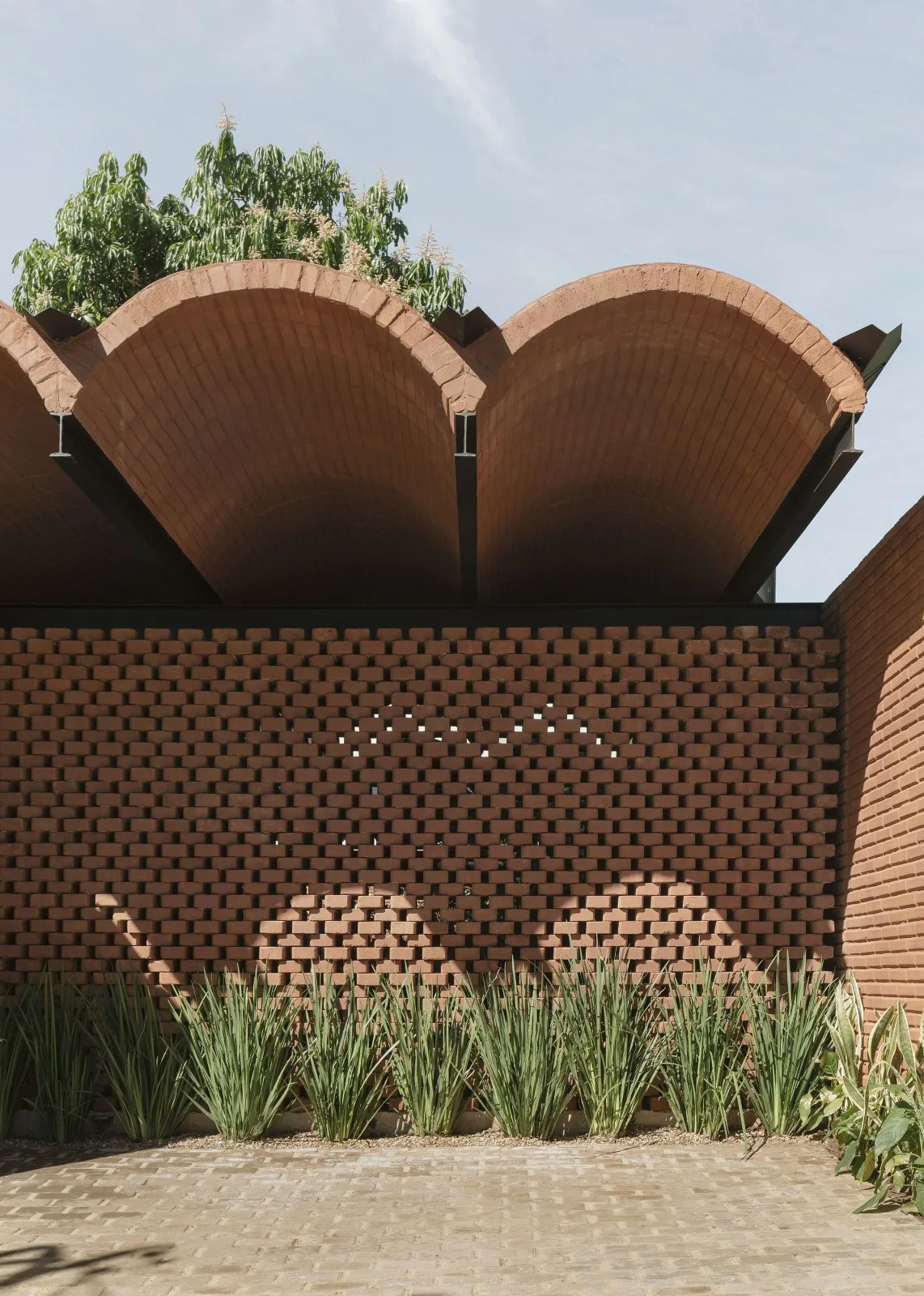 BIM建筑|手工压制砖与木材构筑而成的自宅 / Equipo de Arquitectura