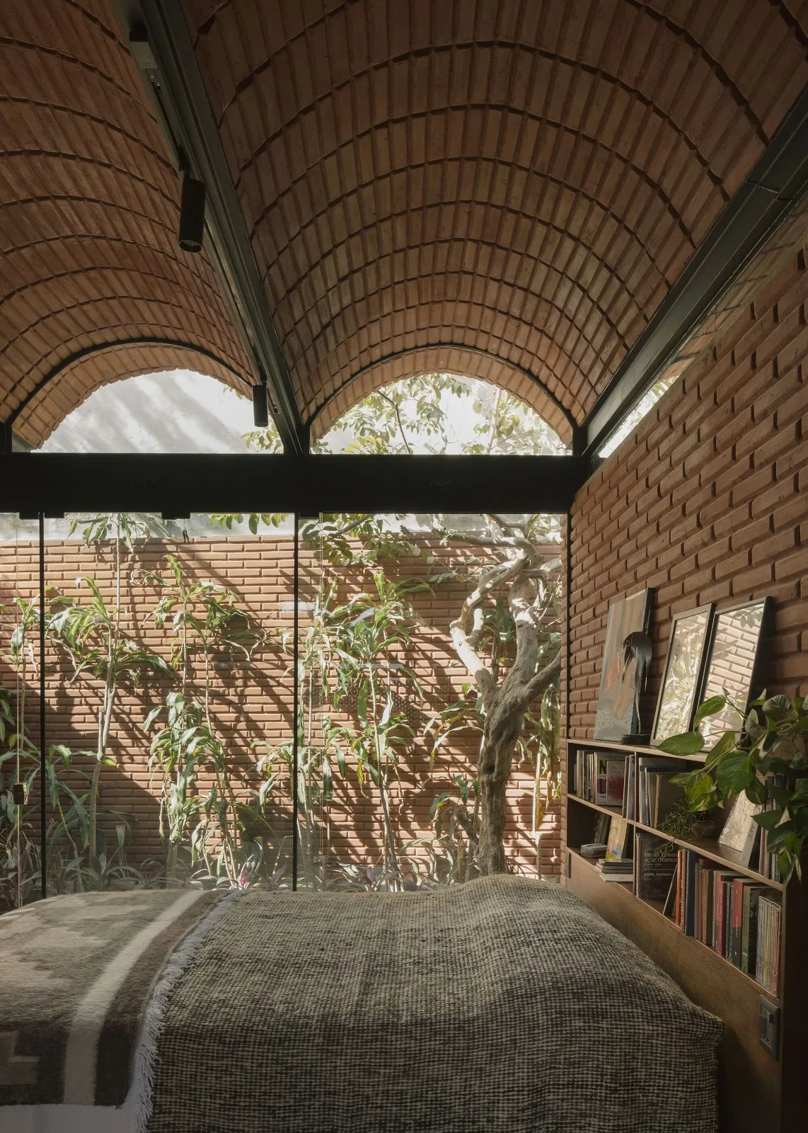 BIM建筑|手工压制砖与木材构筑而成的自宅 / Equipo de Arquitectura