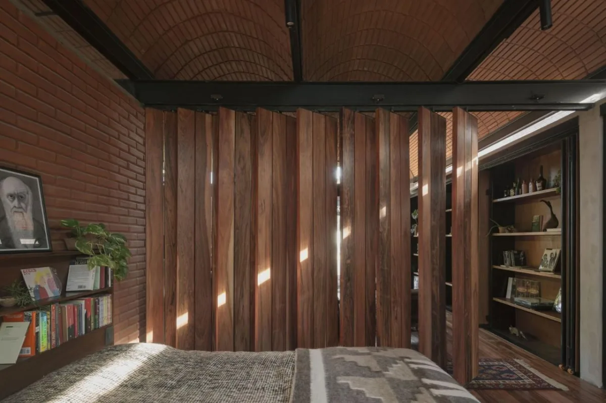 BIM建筑|手工压制砖与木材构筑而成的自宅 / Equipo de Arquitectura