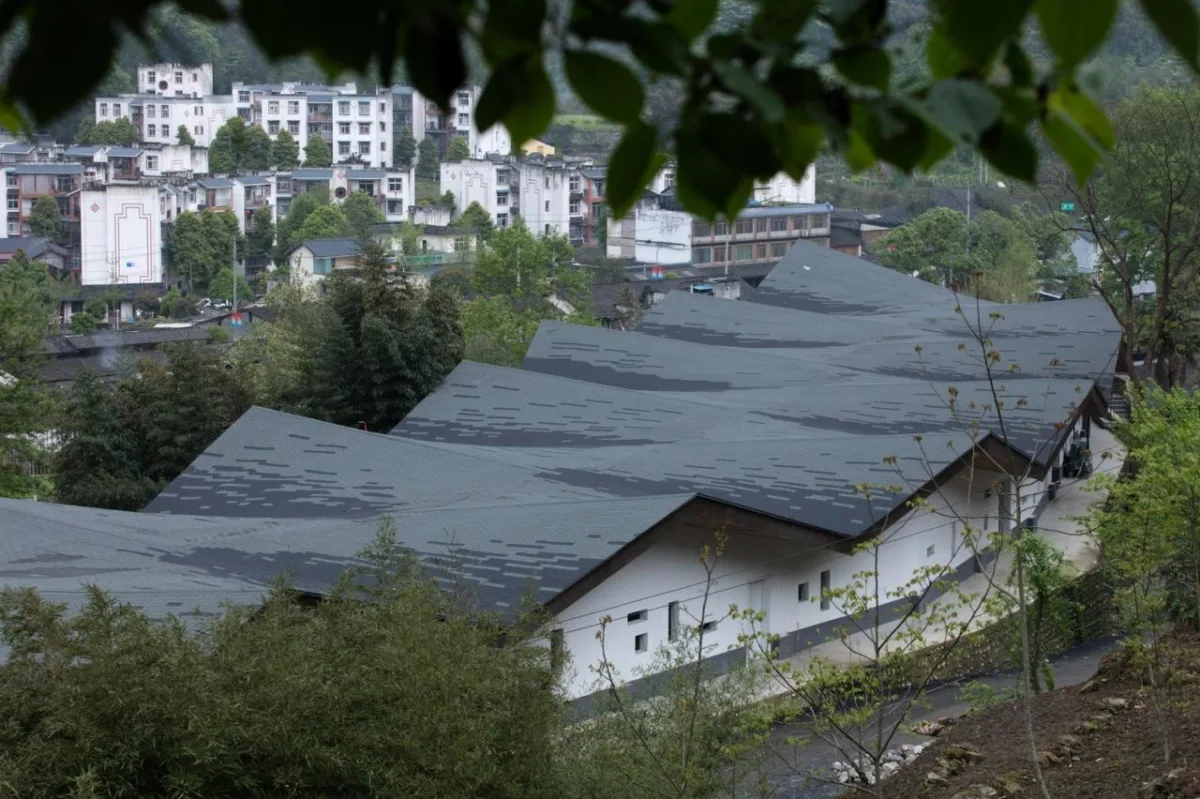 BIM建筑|在半山崖的废弃鸡棚，用峰峦“盖”一座共享工厂 / 时地建筑