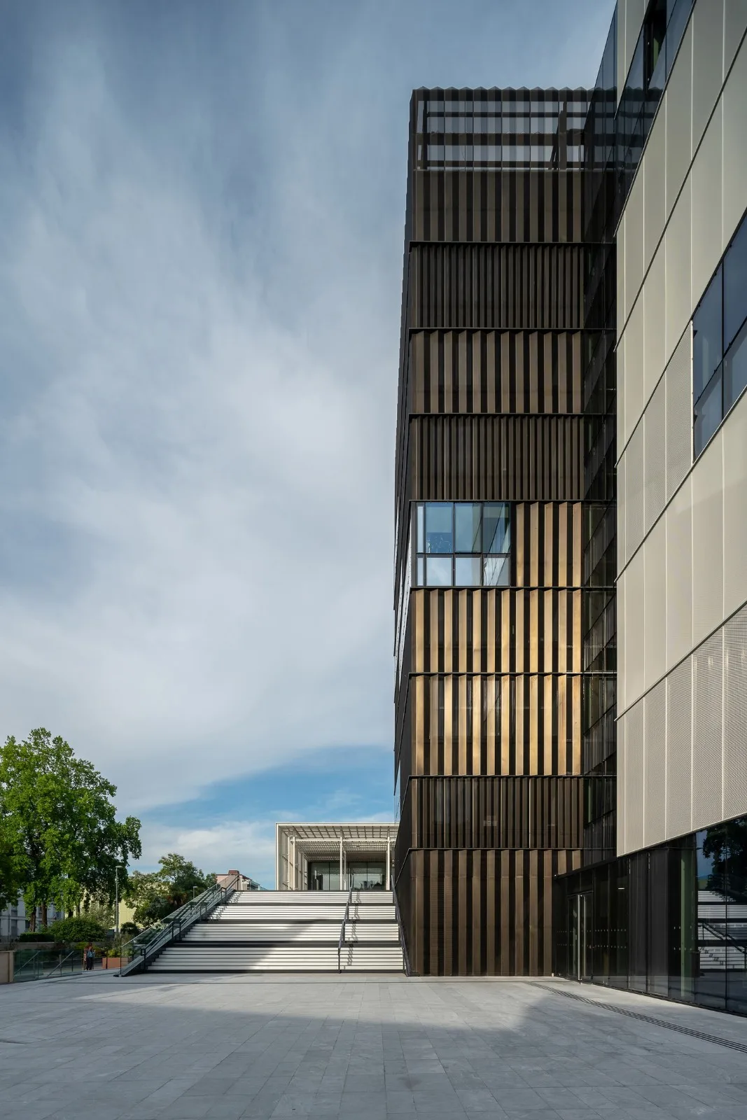 BIM建筑|黑白覆盖，法国波城共和国综合楼 / Ameller Dubois