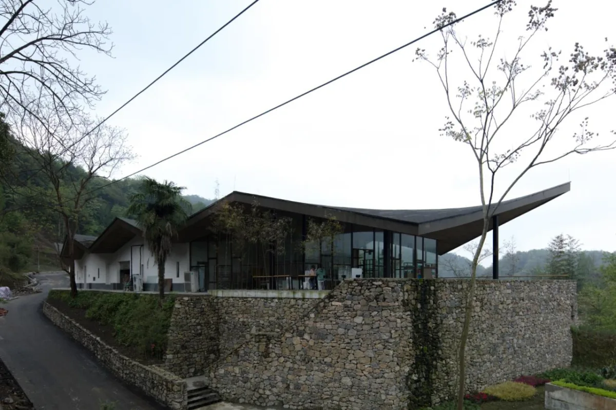 BIM建筑|在半山崖的废弃鸡棚，用峰峦“盖”一座共享工厂 / 时地建筑