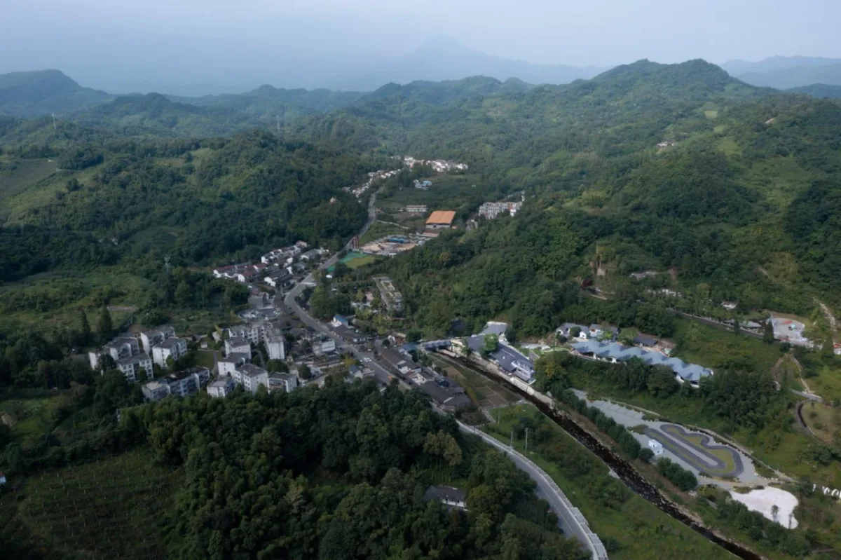 BIM建筑|在半山崖的废弃鸡棚，用峰峦“盖”一座共享工厂 / 时地建筑