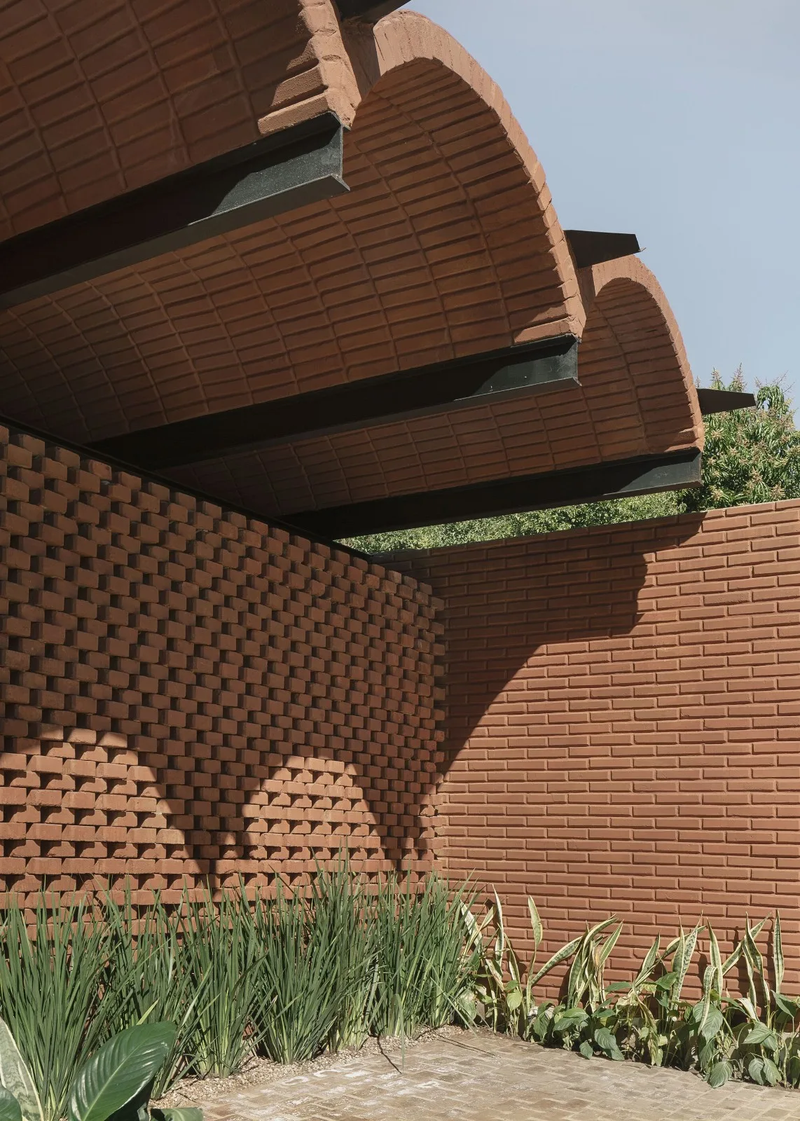 BIM建筑|手工压制砖与木材构筑而成的自宅 / Equipo de Arquitectura