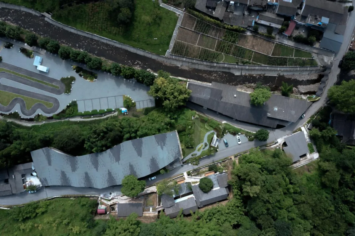 BIM建筑|在半山崖的废弃鸡棚，用峰峦“盖”一座共享工厂 / 时地建筑