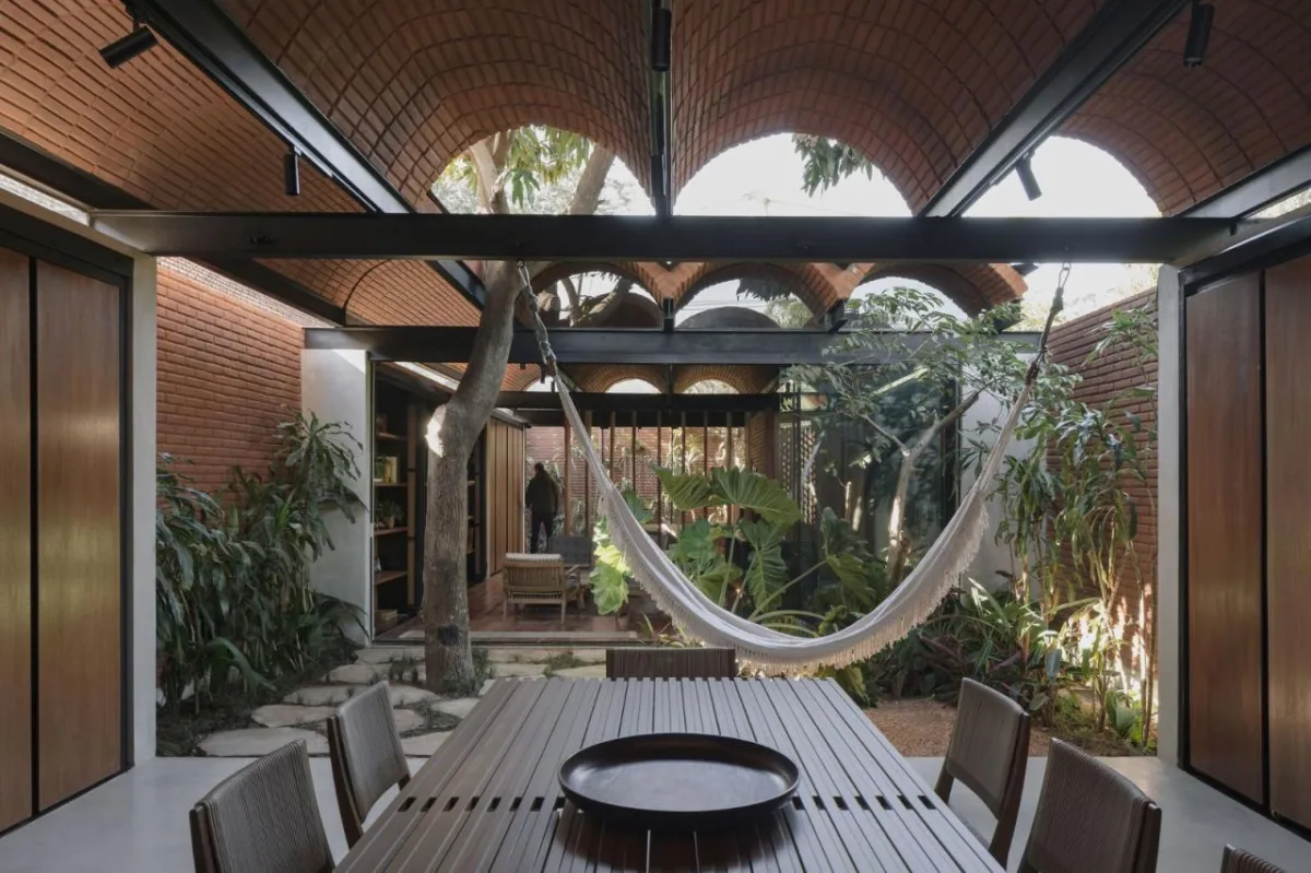 BIM建筑|手工压制砖与木材构筑而成的自宅 / Equipo de Arquitectura