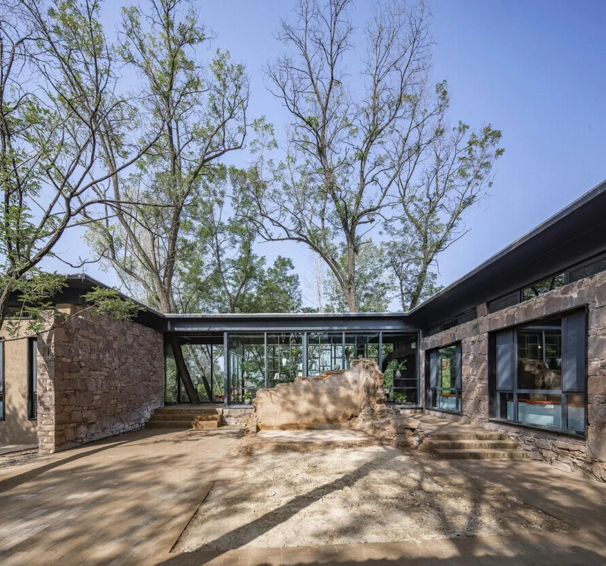BIM建筑|与树和老土墙共生——军械库咖啡 / 三文建筑