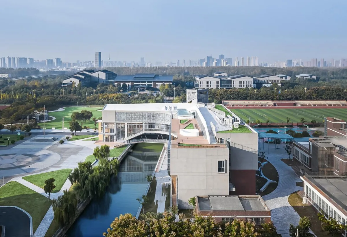 BIM建筑|桥上教学楼 - 盐城外国语学校创新中心 / 普泛建筑