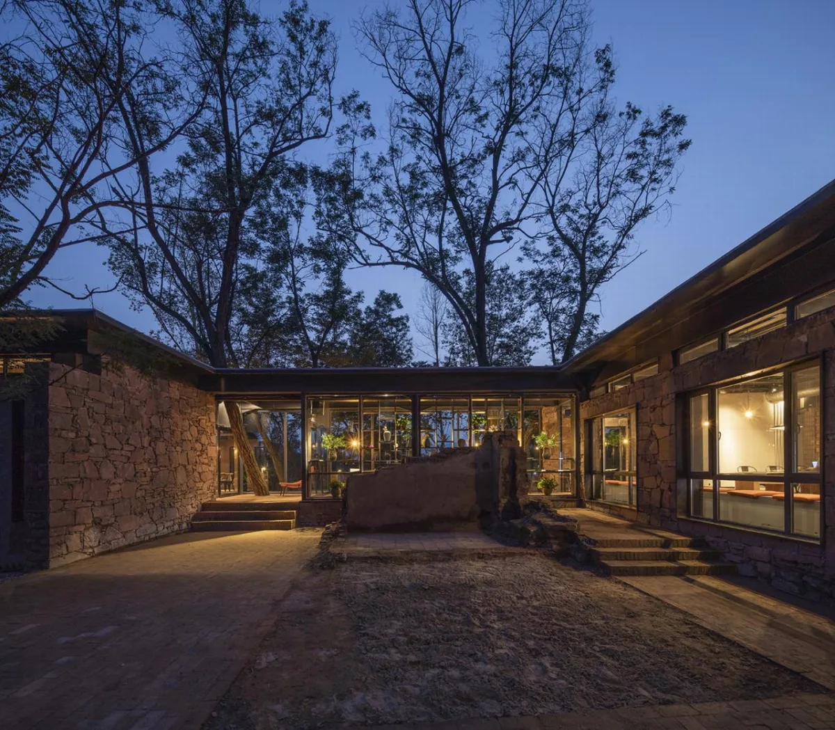 BIM建筑|与树和老土墙共生——军械库咖啡 / 三文建筑