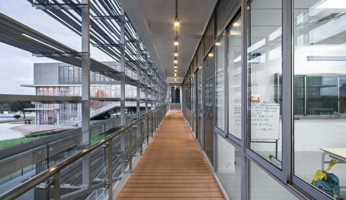 BIM建筑|桥上教学楼 - 盐城外国语学校创新中心 / 普泛建筑
