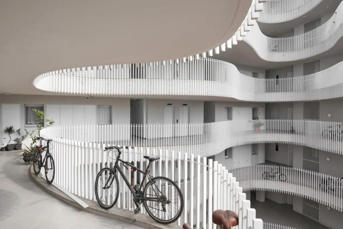 BIM建筑|飘带一般的中央公寓楼 / HQ Architects