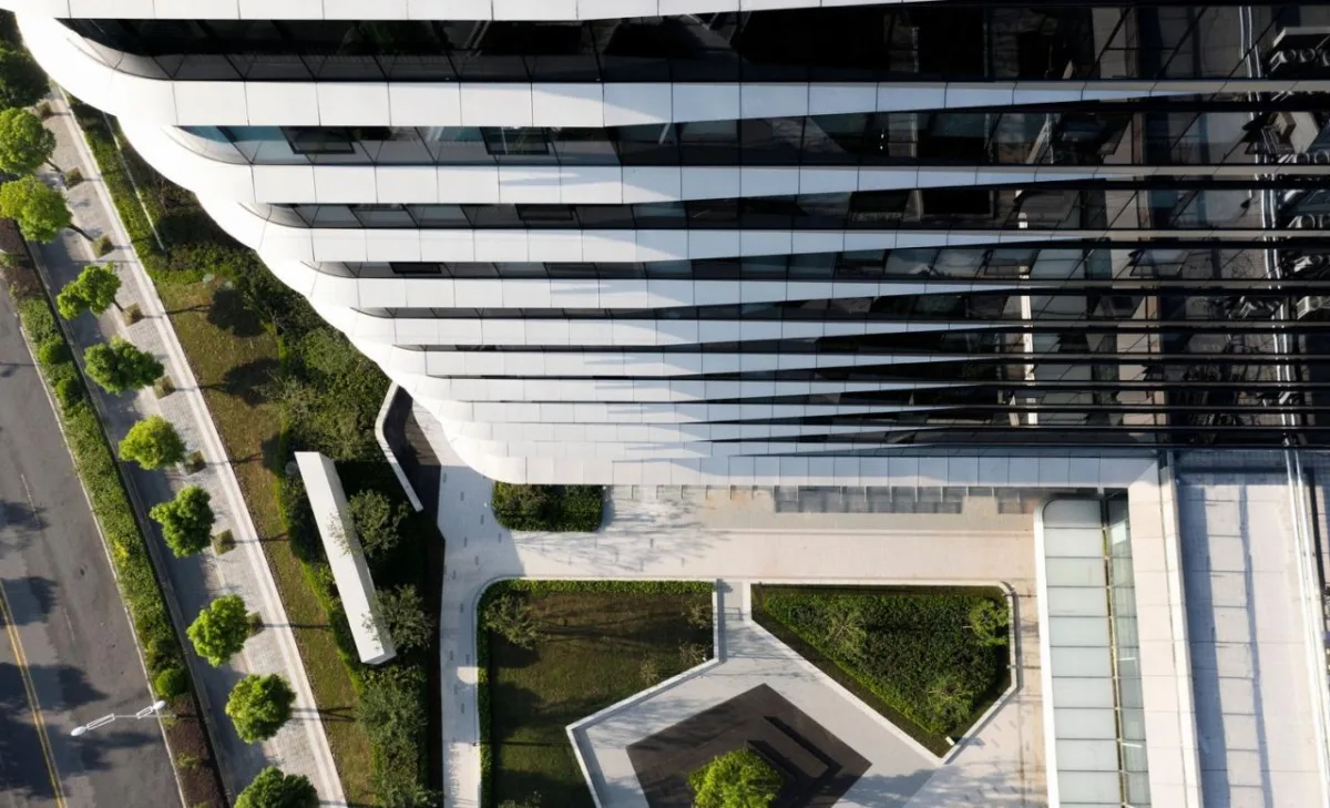 BIM建筑|流动立面平衡方正体量：南京金地威新 ▪ 雨花创新中心 / 成执设计