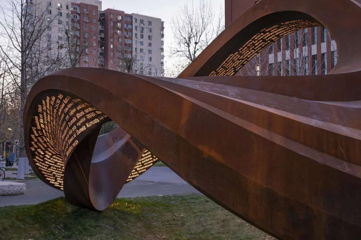 BIM建筑|《永无止境》——纪念北京外国语大学建校八十周年公共艺术作品 / 胡泉纯新作