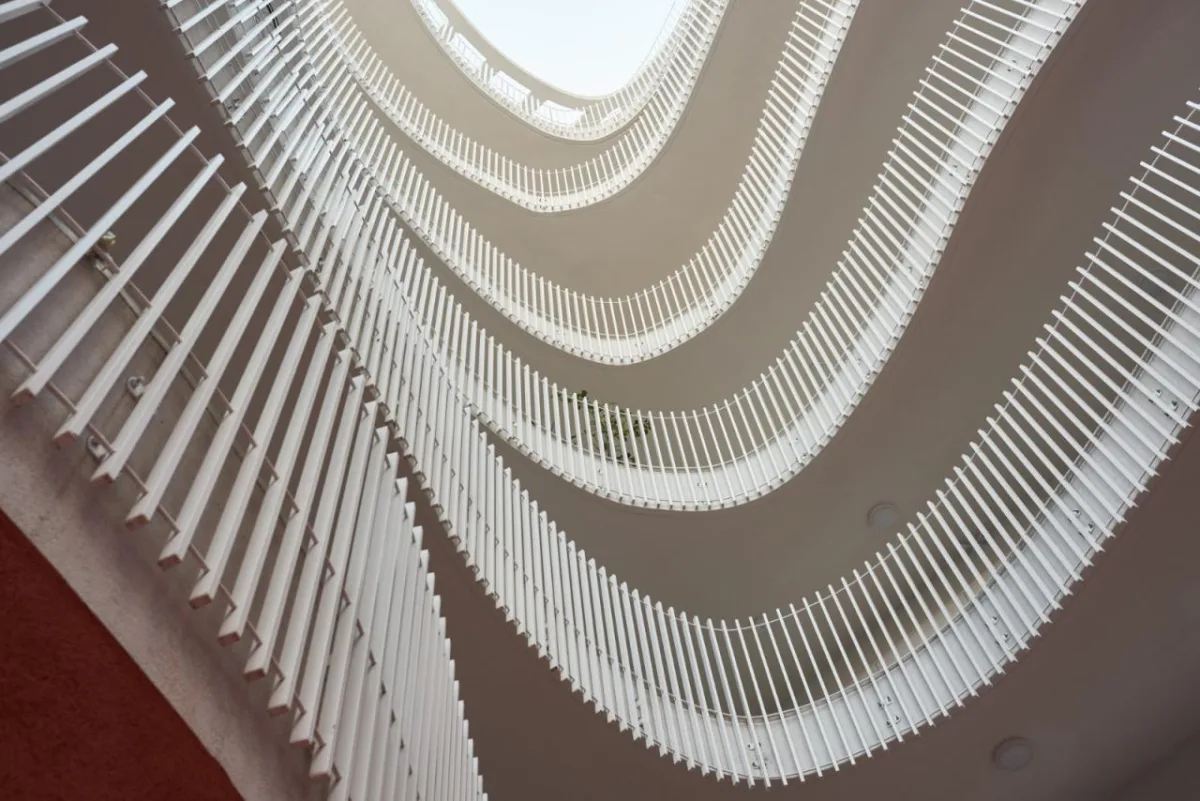 BIM建筑|飘带一般的中央公寓楼 / HQ Architects