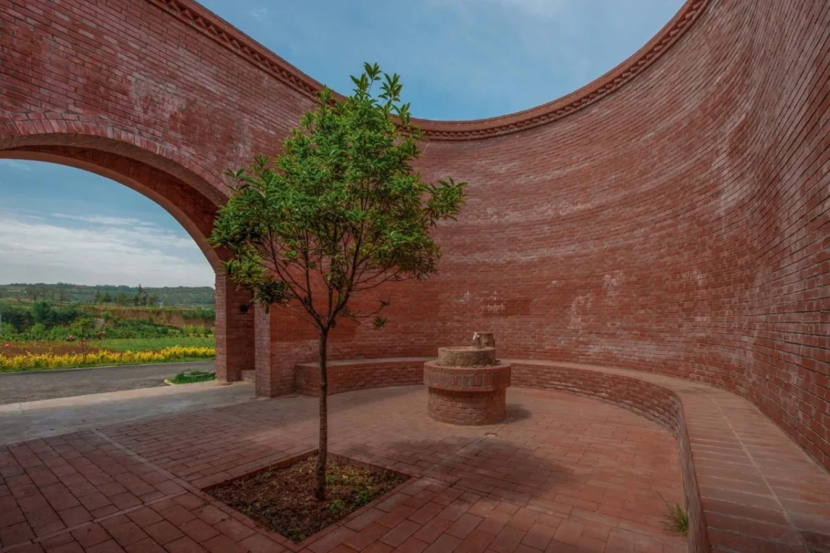 BIM建筑| 李子沟村红砖自然礼堂 / KEYWORKS + 礽建筑