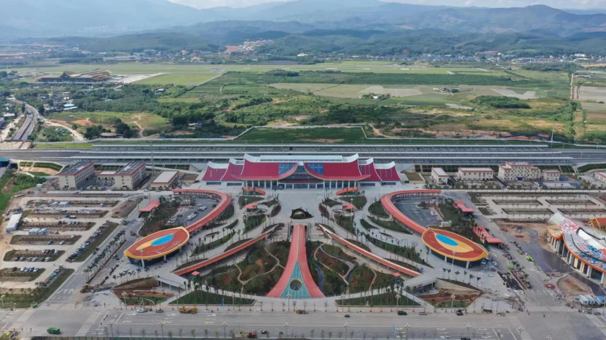 BIM建筑|雀舞彩云：中老铁路-西双版纳站室内设计 / CCDI悉地国际