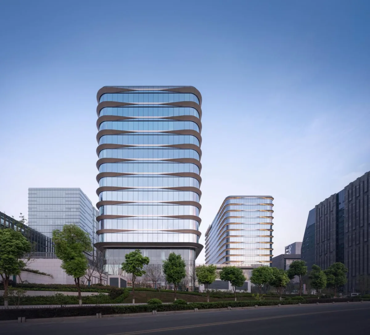 BIM建筑|流动立面平衡方正体量：南京金地威新 ▪ 雨花创新中心 / 成执设计