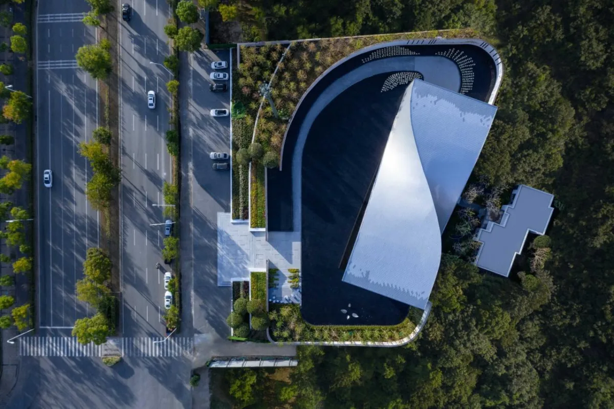 BIM建筑|武汉城建 · 花山印象：旋扭的动感 / 成执设计