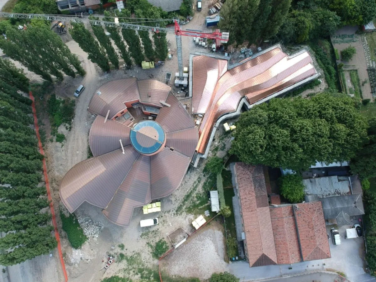 BIM建筑|悬挂式屋顶：教堂与教区综合体 / Miralles Tagliabue EMBT