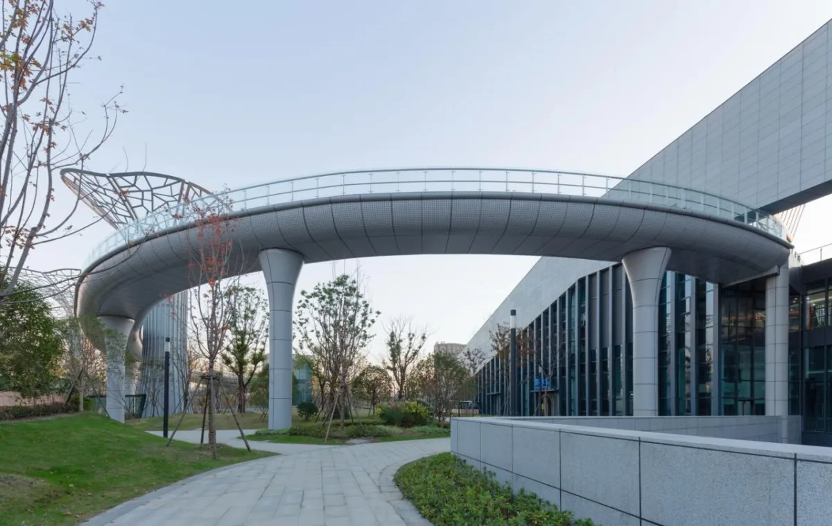 BIM建筑|踏着云朵去奔跑：杭州李宁体育园一期项目 / 柏涛建筑