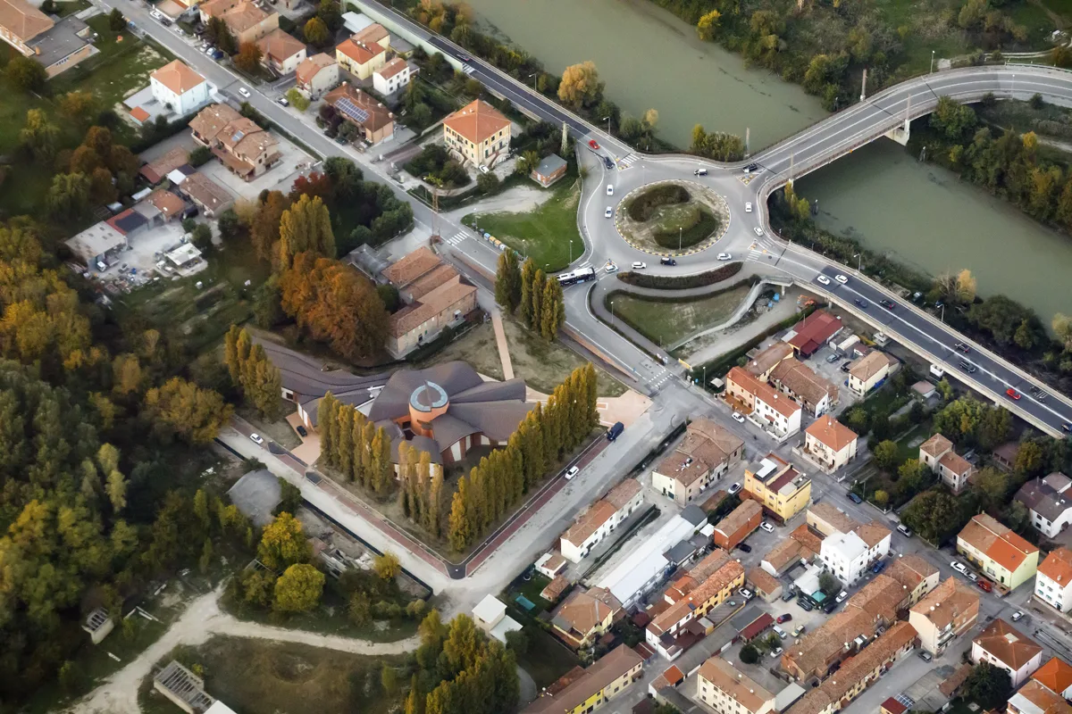 BIM建筑|悬挂式屋顶：教堂与教区综合体 / Miralles Tagliabue EMBT