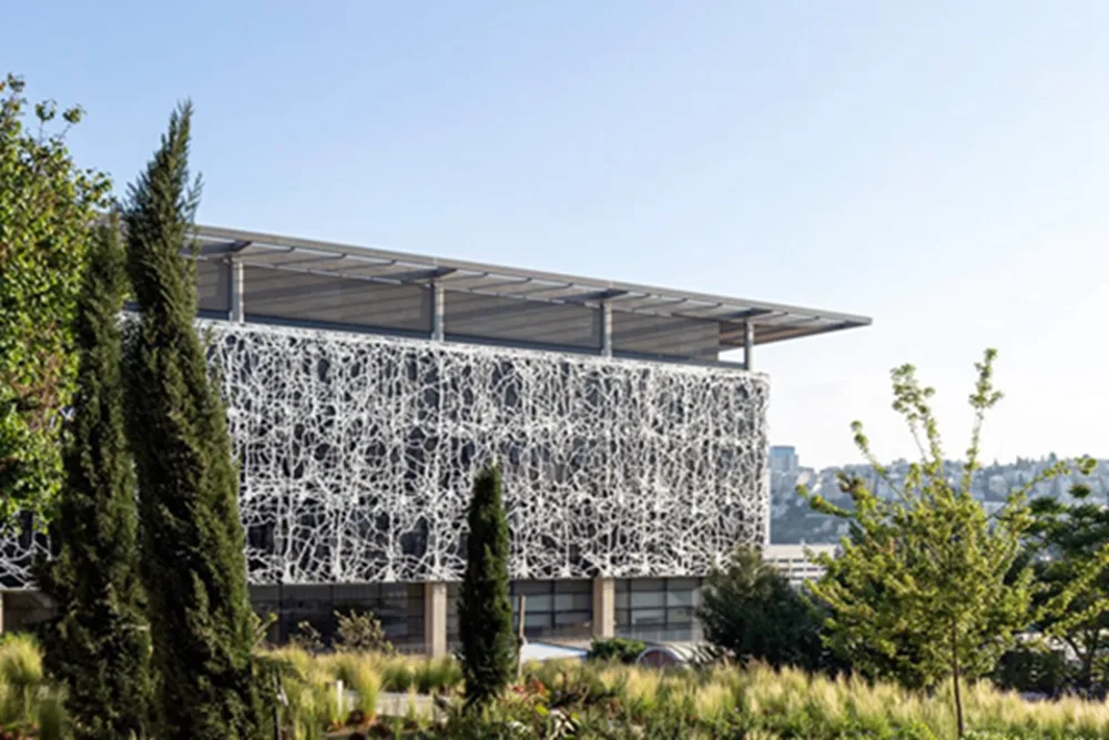 BIM建筑|福斯特在耶路撒冷大学实验室周围包裹铝屏幕