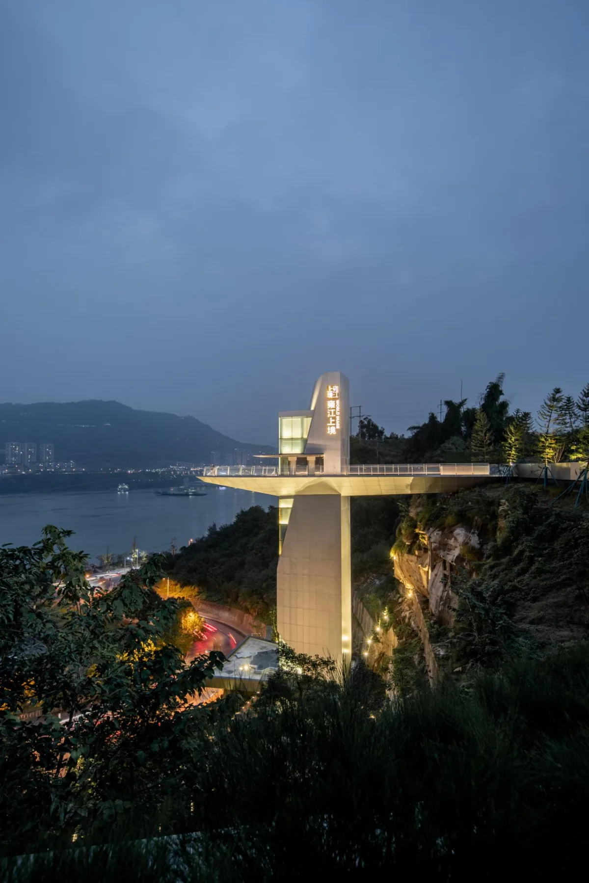 BIM建筑|悬崖顶上的城市生活体验馆—万州雍江上境展示中心 / aoe事建组
