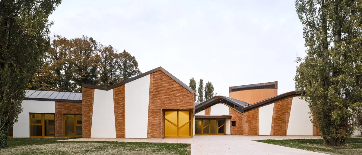 BIM建筑|悬挂式屋顶：教堂与教区综合体 / Miralles Tagliabue EMBT
