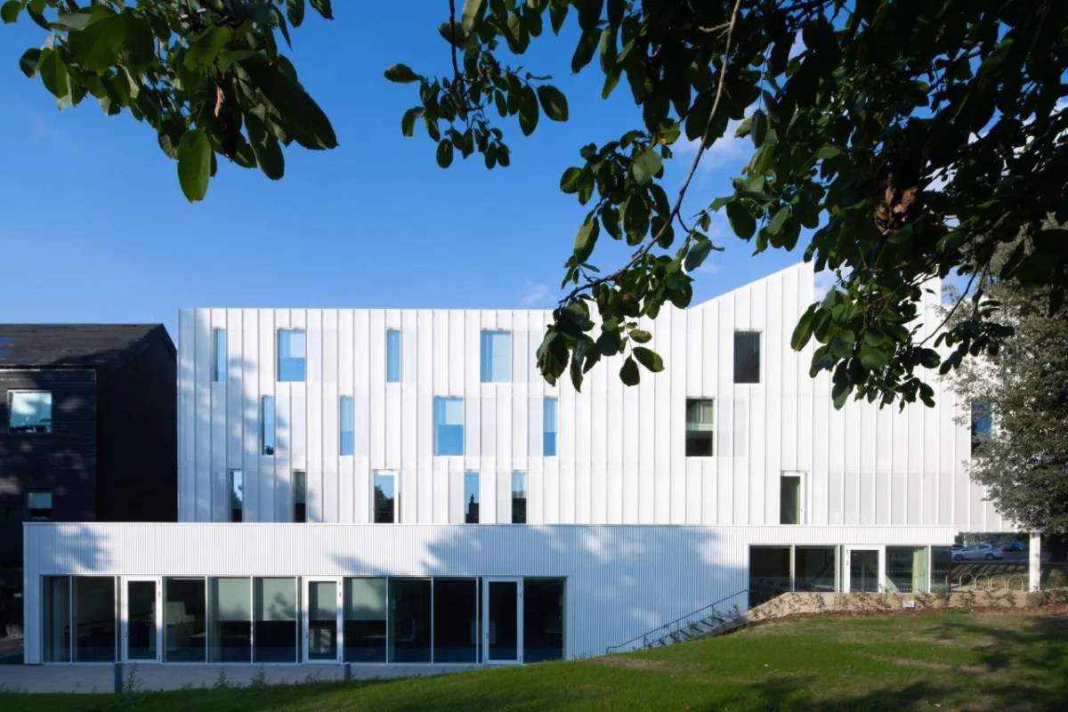 BIM建筑|诺维奇城市学院数字技术工厂 / Coffey Architects