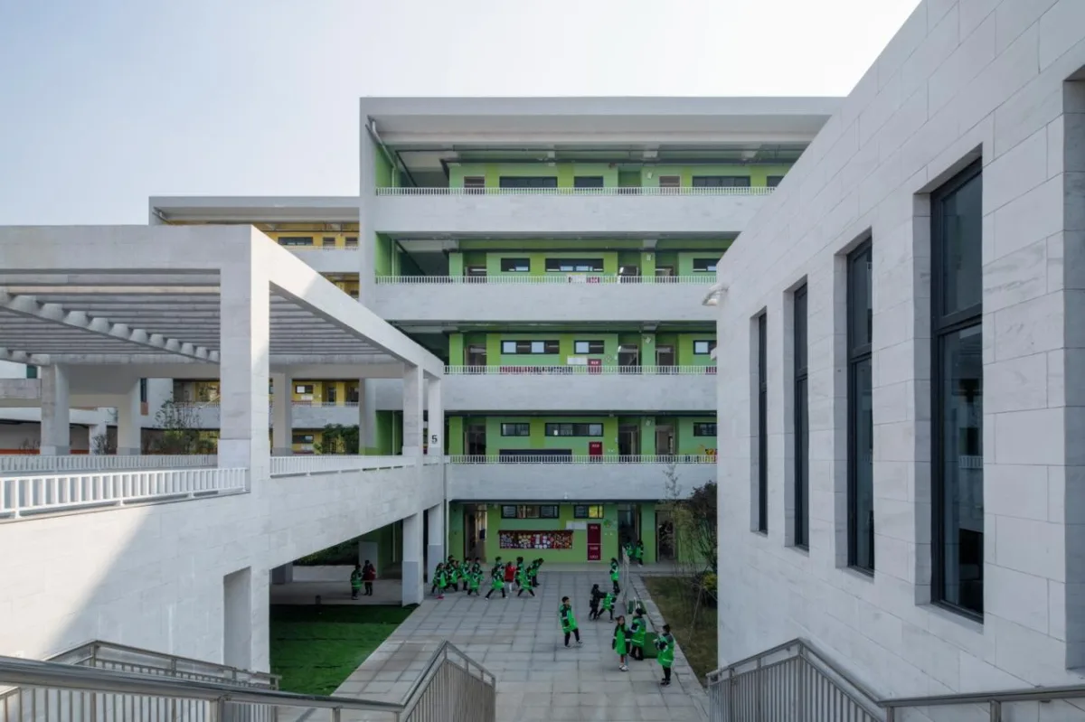 BIM建筑|黄甲小学扩建项目——秩序几何 / 本末建筑