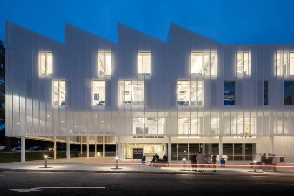 BIM建筑|诺维奇城市学院数字技术工厂 / Coffey Architects