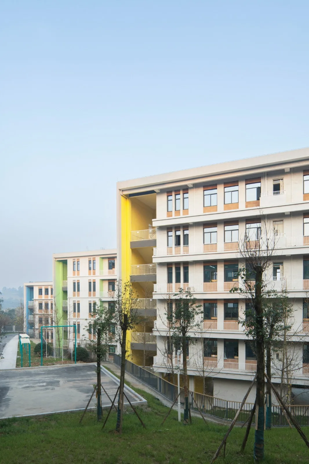BIM建筑|黄甲小学扩建项目——秩序几何 / 本末建筑