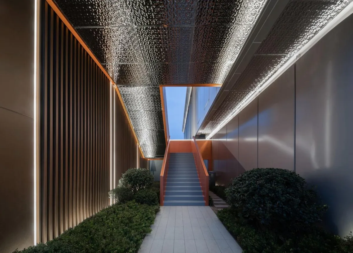 BIM建筑|流动魅力的艺术邂逅 如东金地至尚 ▪ 展示中心 / 成执设计