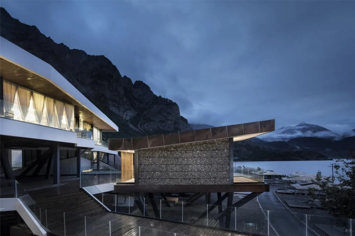 BIM建筑|高寒高海拔地区的当代建筑实践 / 小隐建筑