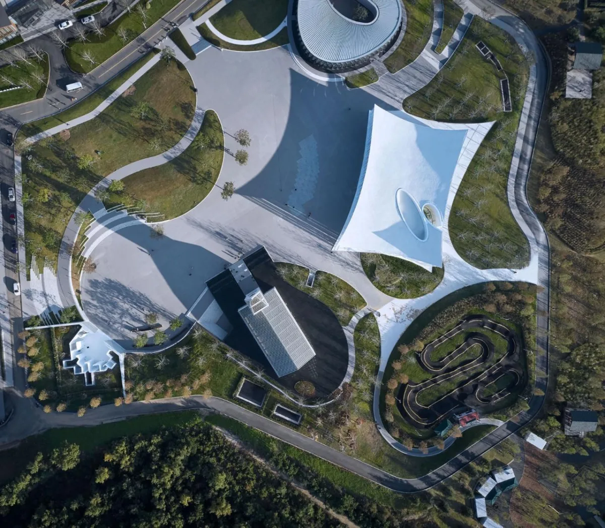 BIM建筑|阿朵小镇公共卫生间 / 栖城设计