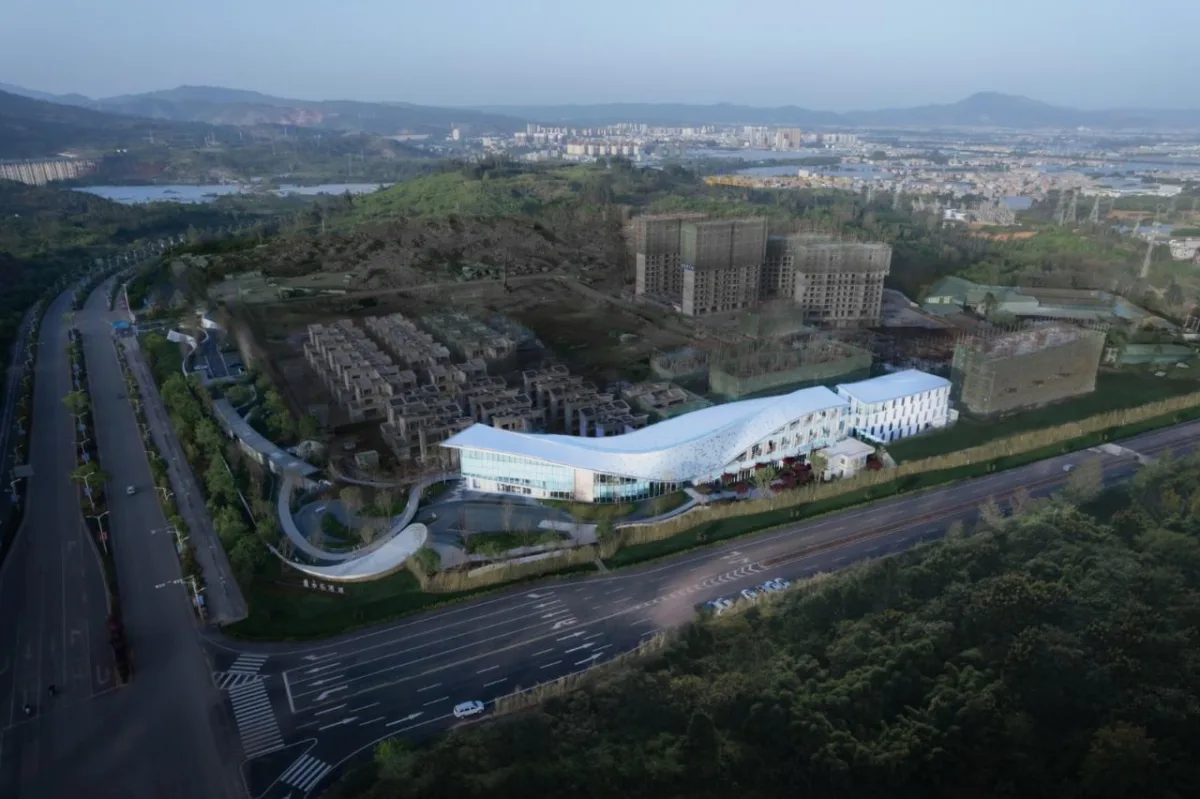BIM建筑|丝带萦绕于山林间的遐想-昆明华侨城 ▪ 滇中乐活城社区中心 / 成执设计