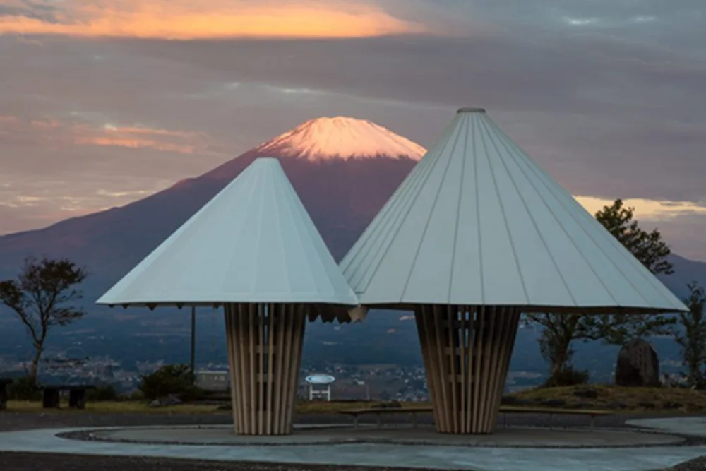 BIM建筑|隈研吾在观看富士山的徒步小道上设计山形厕所