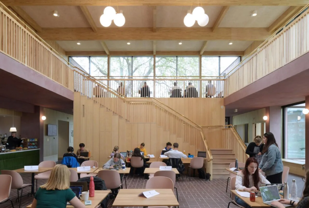 BIM建筑|复古绿釉，剑桥大学食堂 / Feilden Fowles