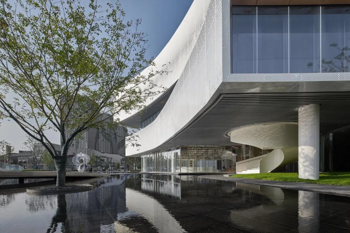 BIM建筑|以可感知温度充盈场所空间：徐州三盛·中城展示中心 / UA尤安设计
