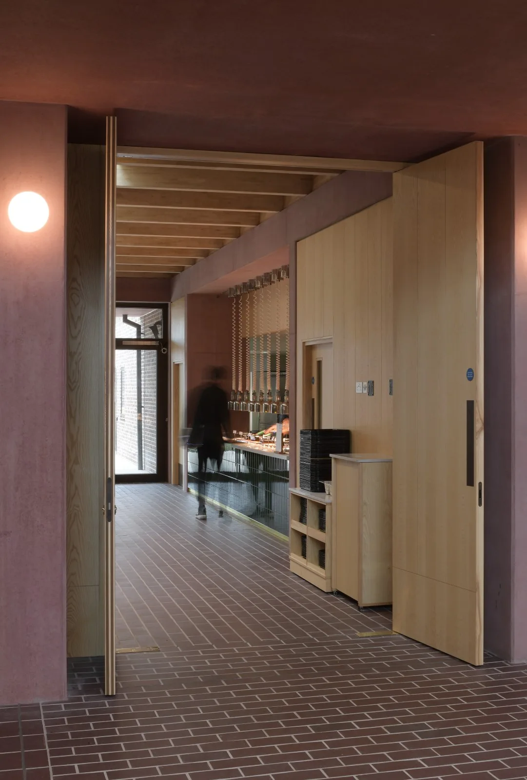 BIM建筑|复古绿釉，剑桥大学食堂 / Feilden Fowles